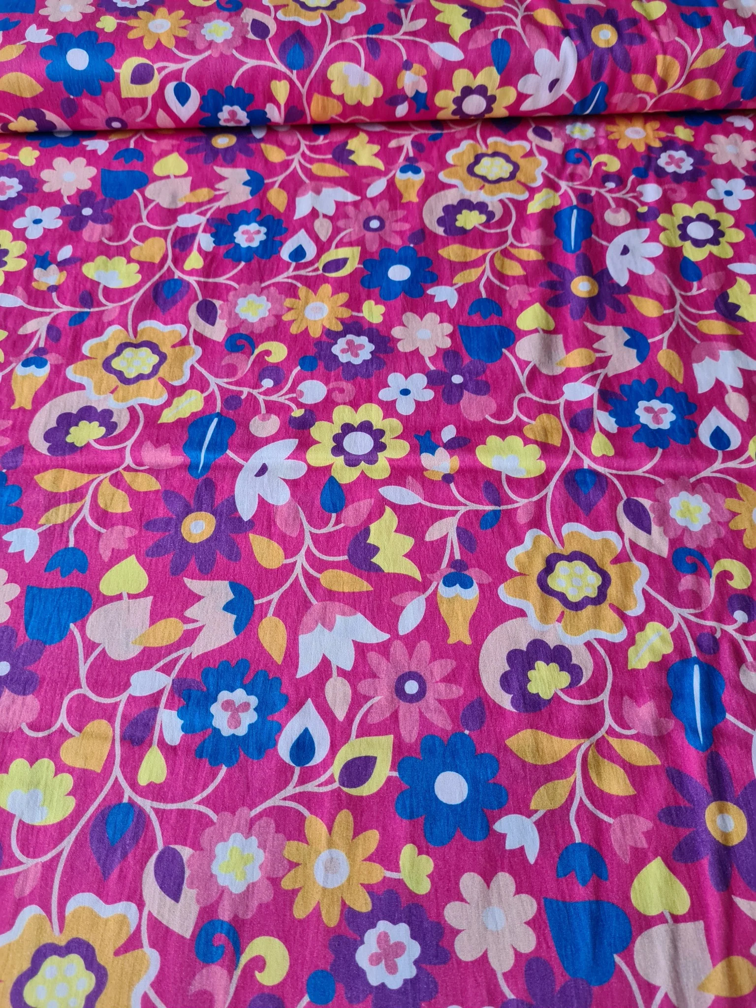 Ace lawn oeko-tex "Fleurs rétro sur fond rose vif" de la collection Kaléidoscope de Dashwood Sholto Drumlanrig (prix pour 10cm) - Image 3