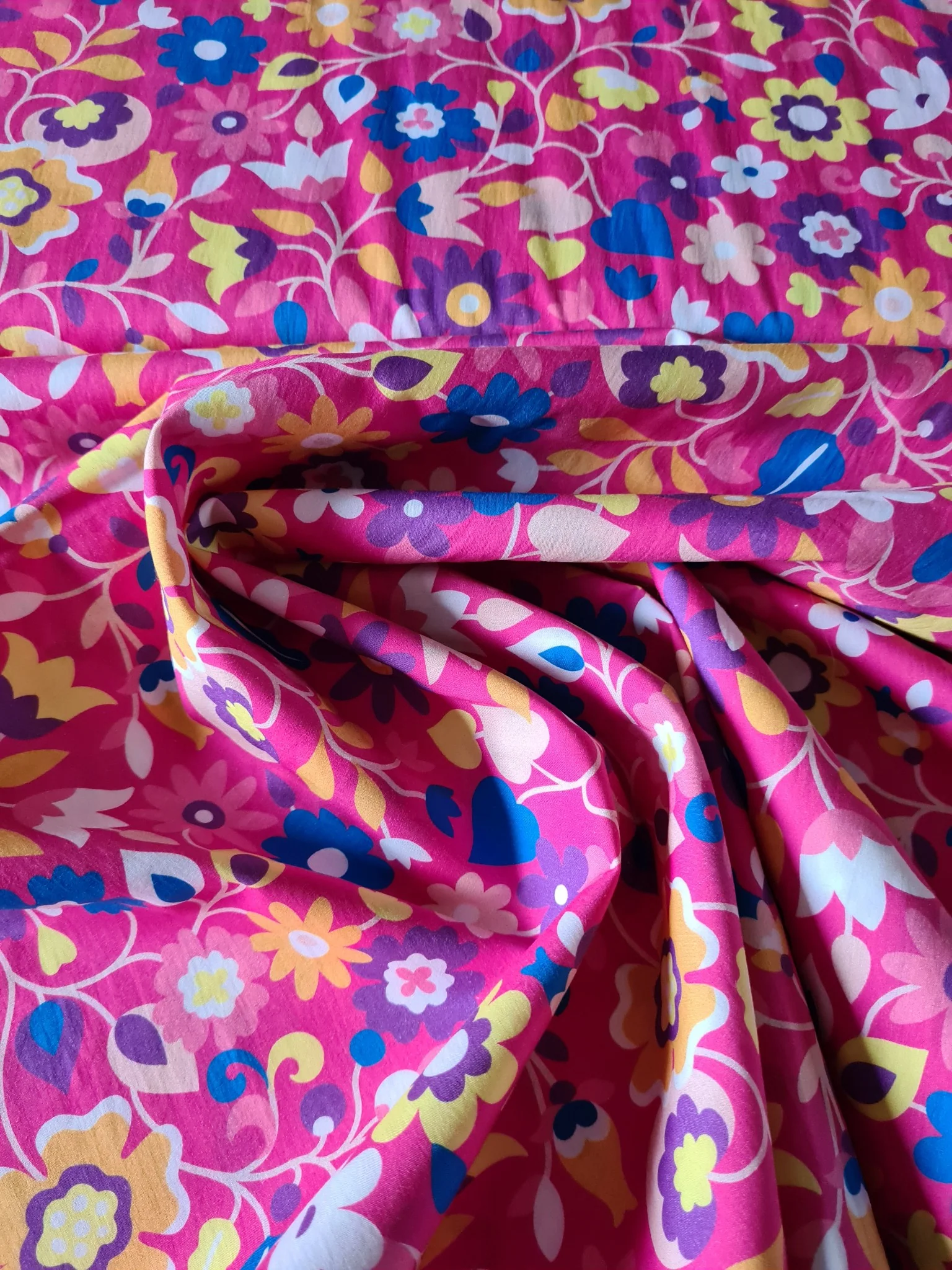 Ace lawn oeko-tex "Fleurs rétro sur fond rose vif" de la collection Kaléidoscope de Dashwood Sholto Drumlanrig (prix pour 10cm) - Image 4