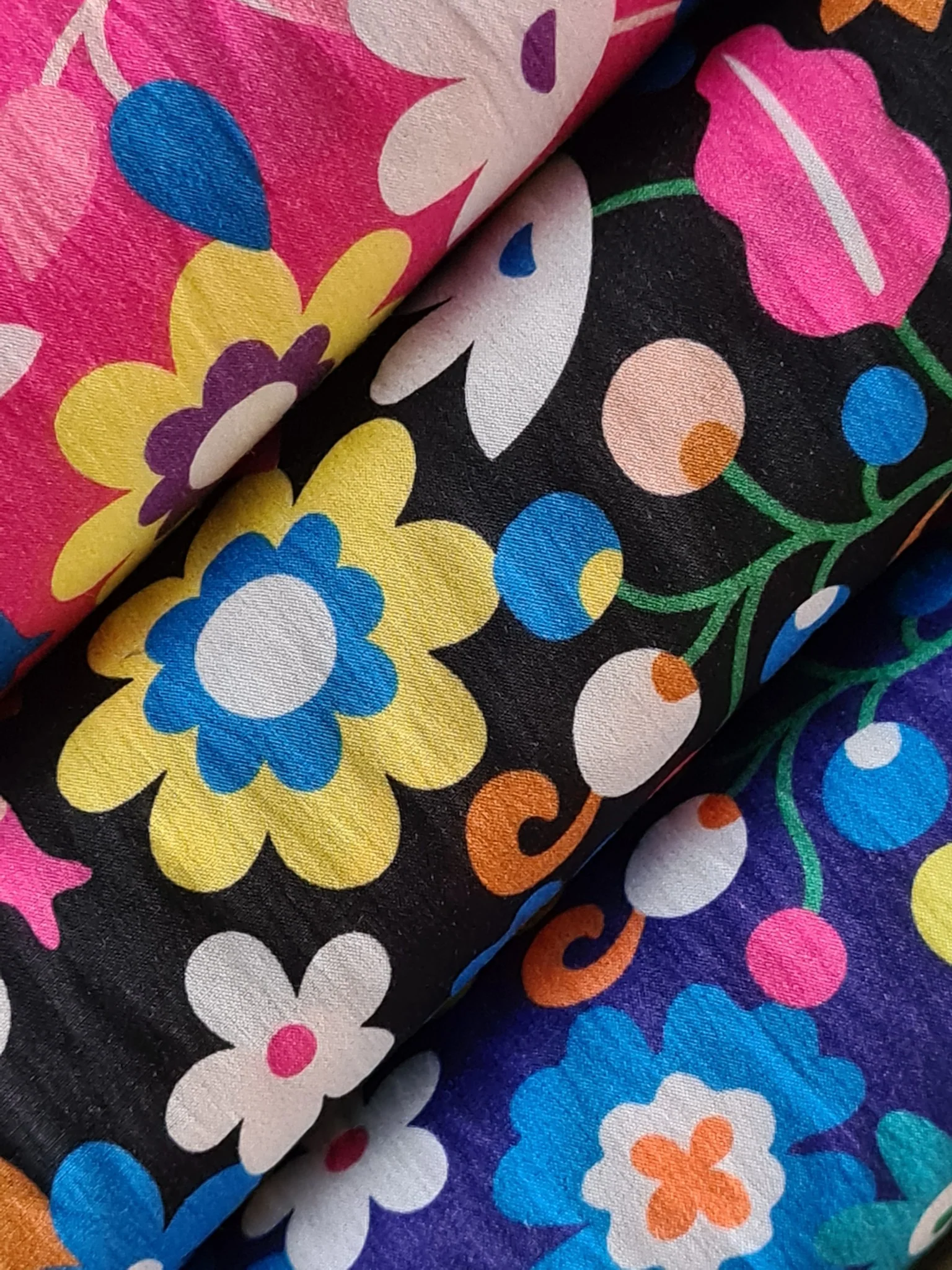 Ace lawn oeko-tex "Fleurs rétro sur fond rose vif" de la collection Kaléidoscope de Dashwood Sholto Drumlanrig (prix pour 10cm) - Image 6