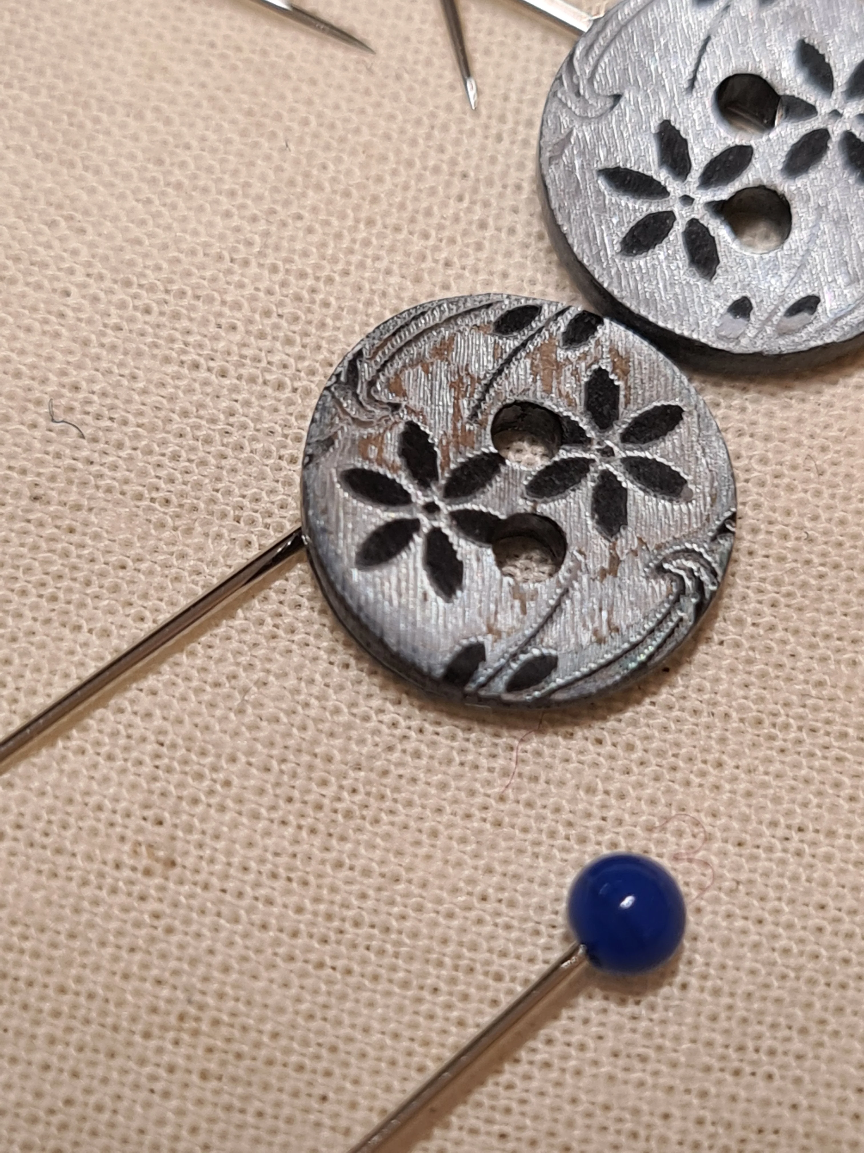 Boutons nacre noir fleurettes 11mm (prix à la pièce) - Image 3