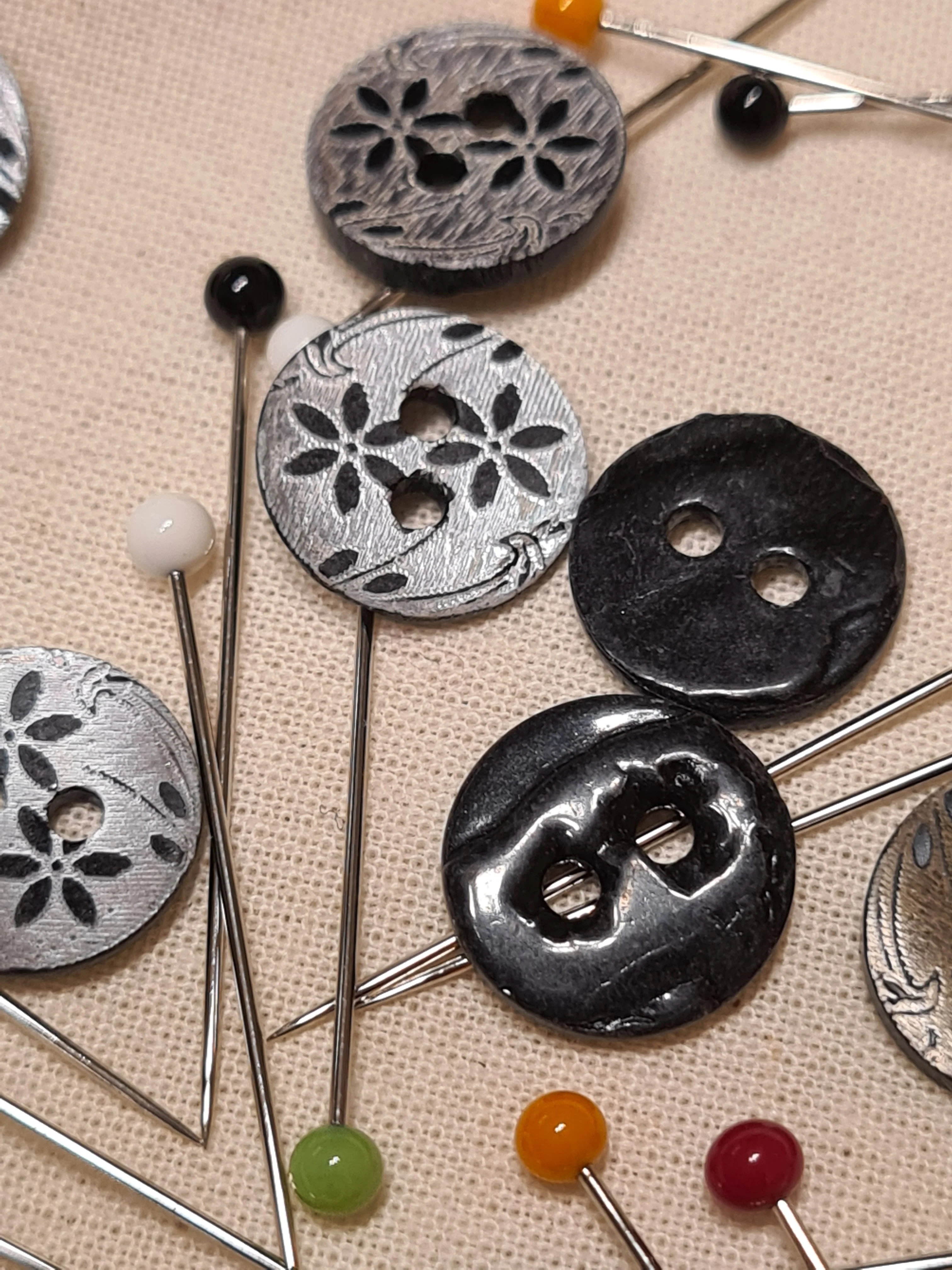 Boutons nacre noir fleurettes 11mm (prix à la pièce) - Image 4