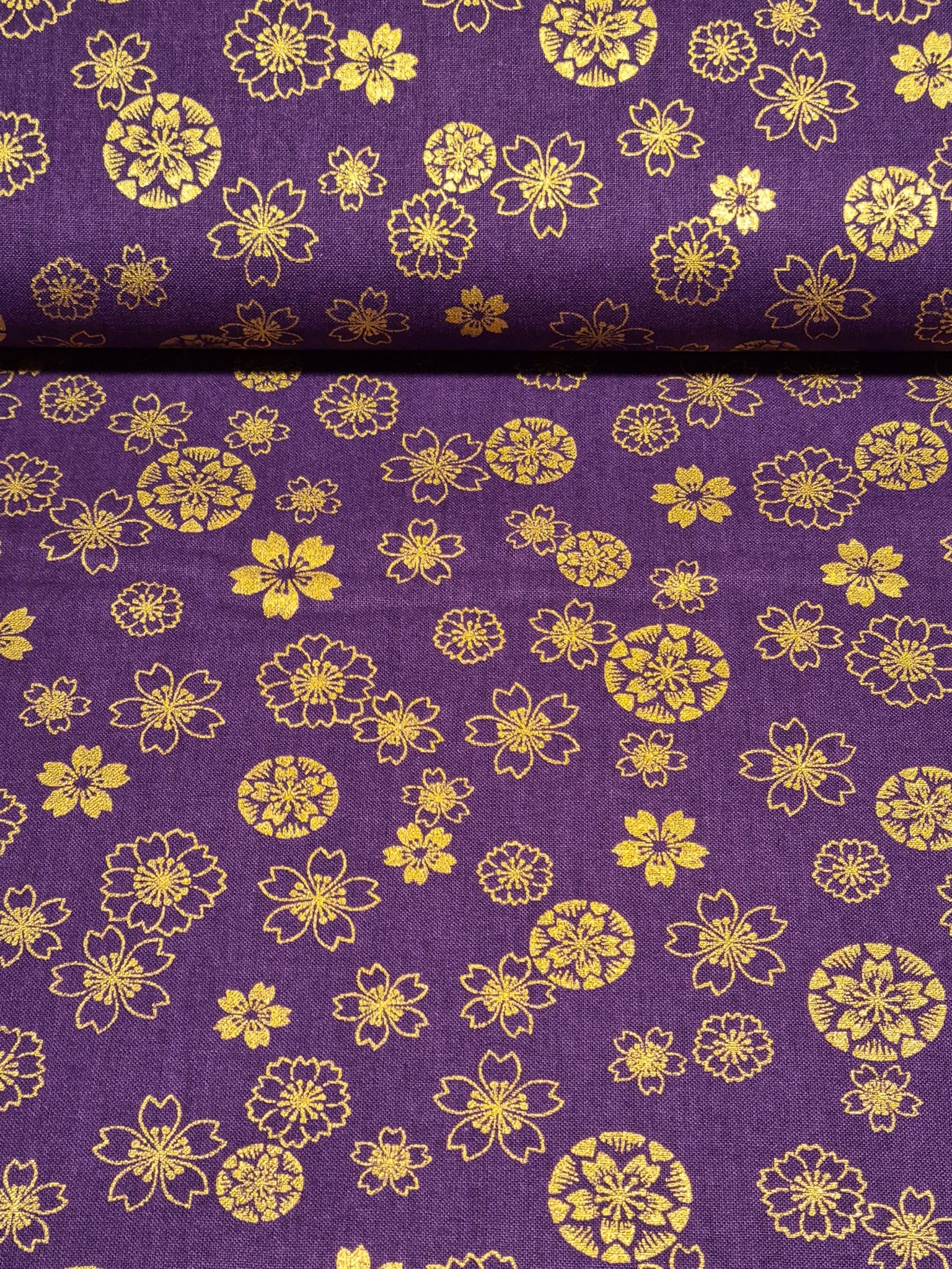 Tissu 100% coton Sakura doré sur fond mauve (prix pour 10cm) - Image 4
