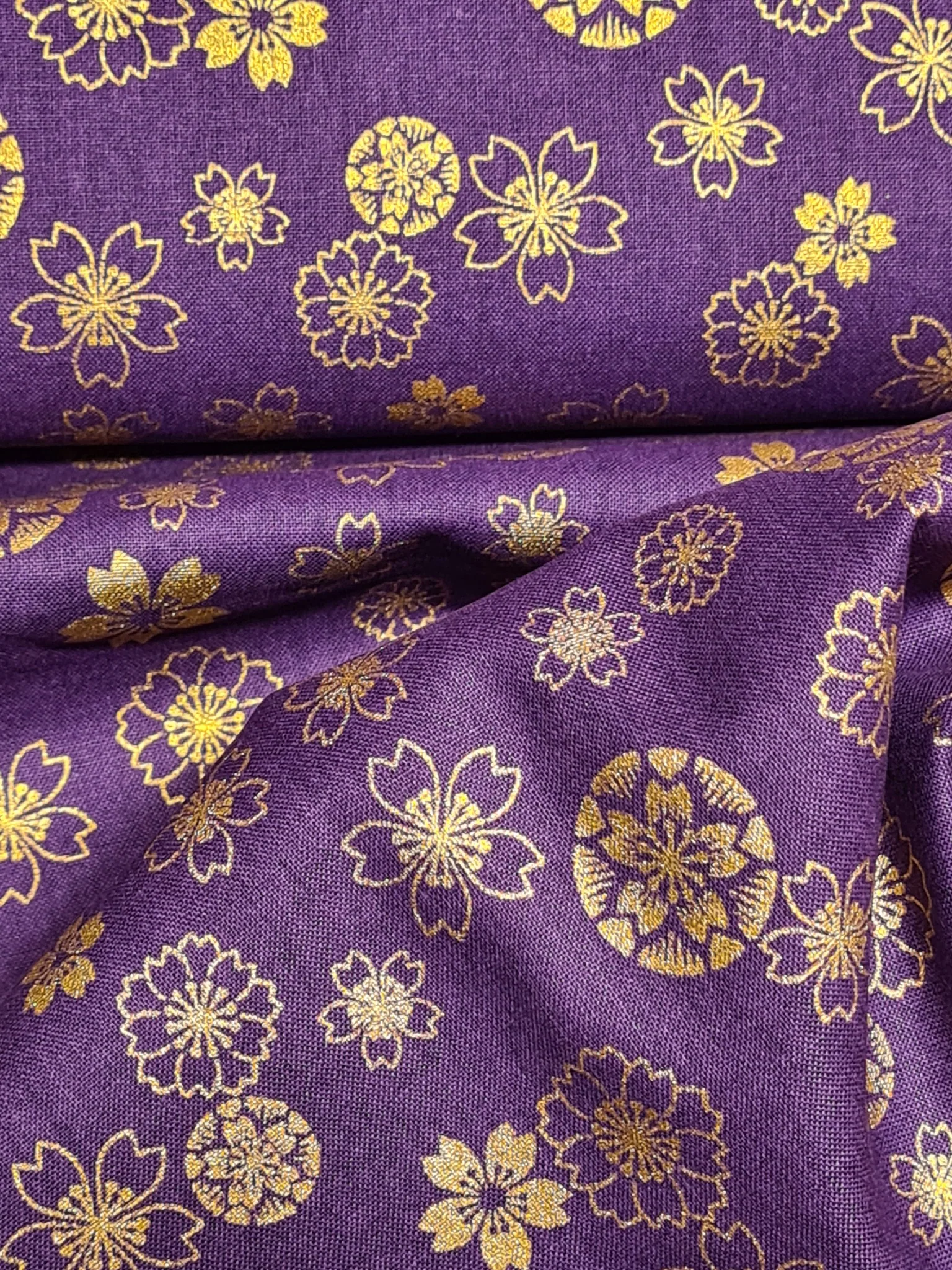 Tissu 100% coton Sakura doré sur fond mauve (prix pour 10cm) - Image 5
