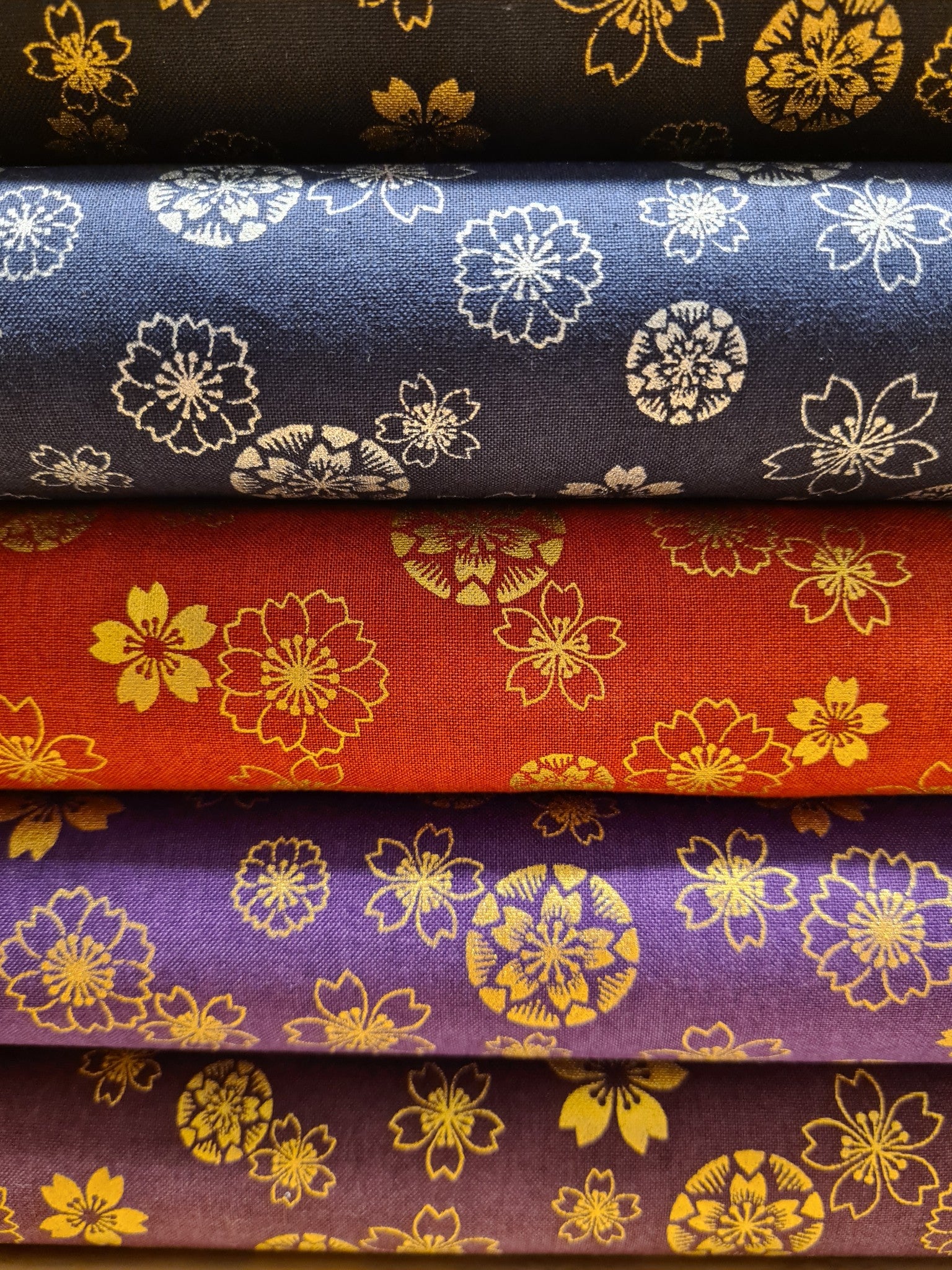 Tissu 100% coton Sakura doré sur fond mauve (prix pour 10cm) - Image 6